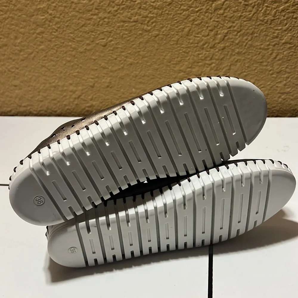 ERIC MICHAEL WOMEN INEZ LEATHER SLIP-ON FLAT COMFORT SHOES. Size 5.5 - Picture 4 of 5